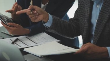 İş adamları ofiste tartışıyor ve beyin fırtınası yapıyorlar..