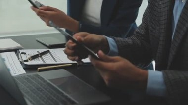 dizüstü bilgisayar kullanma modern office iş adamları.