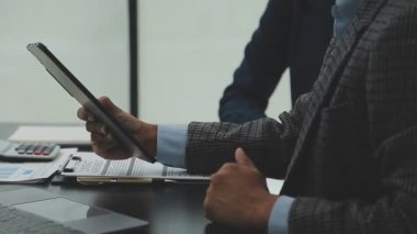 Yakın çekim. Ofiste çalışan iş adamı.