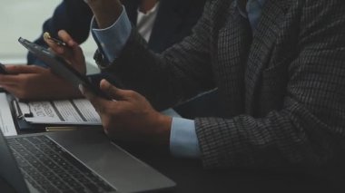 Ofiste dizüstü bilgisayar kullanan bir iş adamı