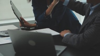 İş adamları modern ofiste yeni fikirleri ve planları tartışıyor.