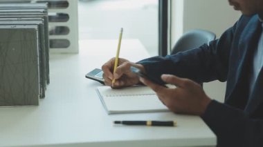 İş adamı not defterine notlar yazıyor