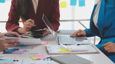 İş ekibi modern ofiste yeni iş projesini tartışıyor.