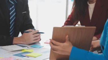 Bir grup iş adamı modern ofiste beyin fırtınası yapıyor..