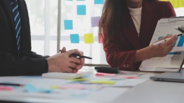 İş adamları strateji tartışıyor ve planlıyor