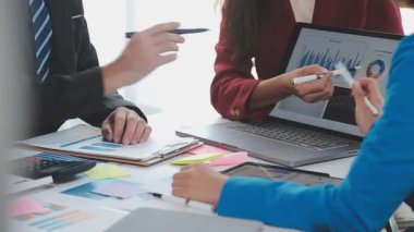 Ofiste çalışan iş adamları