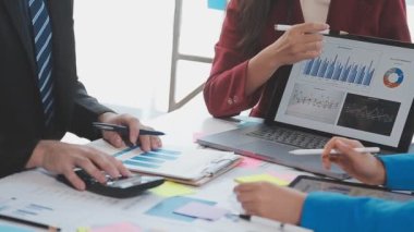 Bir grup iş adamı ofiste beyin fırtınası yapıyor.