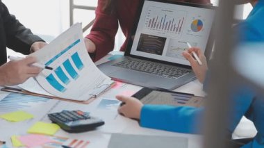 Genç işadamı ofiste mali belgelerle çalışıyor.