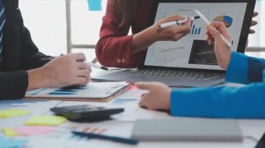 İş adamları ofiste toplanıyor.