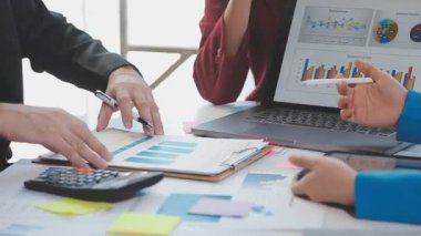 İş adamları ofiste toplanan iş verilerini tartışıyor