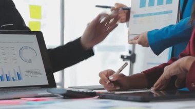 İş adamları ofiste dizüstü bilgisayarla çalışıyorlar.