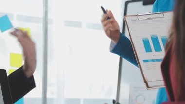 Ofiste kağıda yazı yazan bir işadamı. Ofis çalışanı