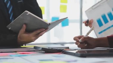 İş ekibi proje ve iş konsepti üzerinde birlikte çalışıyor.