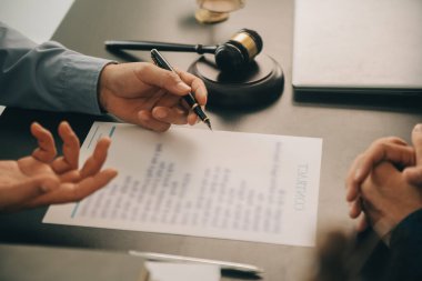 Avukat, hukuk danışmanı, iş adamı anlaşmanın ayrıntıları hakkında beyin fırtınası yapan iş adamı. Sözleşme belgelerindeki doğruluk için yasal işlem defterlerindeki iş sözleşmeleri. ortak mali yatırım.