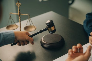 Avukat, hukuk danışmanı, iş adamı anlaşmanın ayrıntıları hakkında beyin fırtınası yapan iş adamı. Sözleşme belgelerindeki doğruluk için yasal işlem defterlerindeki iş sözleşmeleri. ortak mali yatırım.
