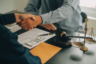 Avukat, hukuk danışmanı, iş adamı anlaşmanın ayrıntıları hakkında beyin fırtınası yapan iş adamı. Sözleşme belgelerindeki doğruluk için yasal işlem defterlerindeki iş sözleşmeleri. ortak mali yatırım.
