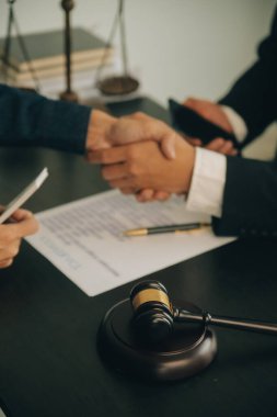 Avukat, hukuk danışmanı, iş adamı anlaşmanın ayrıntıları hakkında beyin fırtınası yapan iş adamı. Sözleşme belgelerindeki doğruluk için yasal işlem defterlerindeki iş sözleşmeleri. ortak mali yatırım.