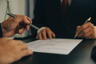 Avukat, hukuk danışmanı, iş adamı anlaşmanın ayrıntıları hakkında beyin fırtınası yapan iş adamı. Sözleşme belgelerindeki doğruluk için yasal işlem defterlerindeki iş sözleşmeleri. ortak mali yatırım.