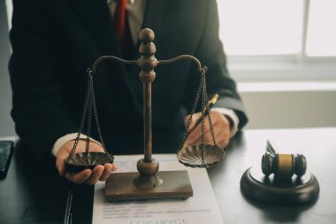 Avukat, hukuk danışmanı, iş adamı anlaşmanın ayrıntıları hakkında beyin fırtınası yapan iş adamı. Sözleşme belgelerindeki doğruluk için yasal işlem defterlerindeki iş sözleşmeleri. ortak mali yatırım.