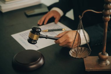 Avukat, hukuk danışmanı, iş adamı anlaşmanın ayrıntıları hakkında beyin fırtınası yapan iş adamı. Sözleşme belgelerindeki doğruluk için yasal işlem defterlerindeki iş sözleşmeleri. ortak mali yatırım.