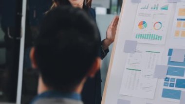 Ofiste mali tablolarla çalışan iş adamları.