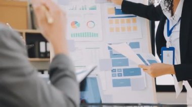 Grafikler ve grafiklerle iş ekibi toplantısı.