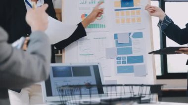 İş kadını tahtadaki grafiğe işaret ediyor