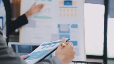 Kapat. İş adamları yeni iş planını tartışıyor