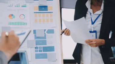 İş adamları grup toplantısı profosyonel üst görüş projesi. Ofis ekibi iş adamları planlama ve ofisi tartışıyor. İş buhar ekibi ofis planlama belgesinde