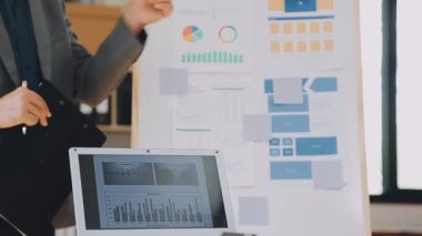 Ofiste iş grafiği olan bir tablet kullanarak işadamını kapat