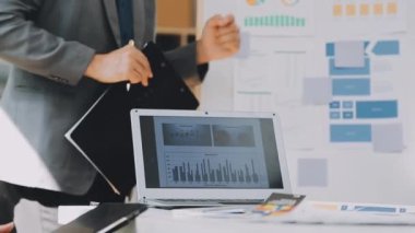 İşyerinde dizüstü kullanarak iş adamı