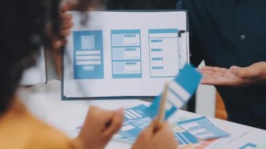 Genç adam ve iş kadını ofiste birlikte çalışıyorlar..