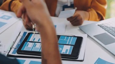 Ofiste dijital tablet üzerinde çalışan genç iş adamlarının kapatılması