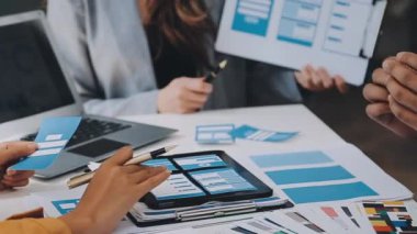 Bir grup iş adamı beyin fırtınası yapıyor ve ofiste buluşuyorlar.