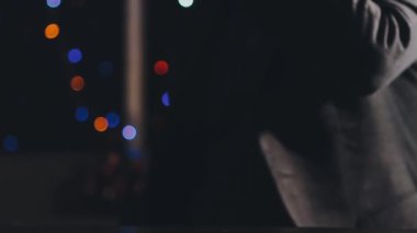 Bardaki adam bardakla