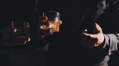 Alkol bardakları olan arkadaşlar