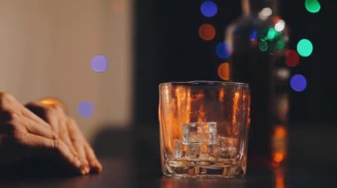 Adam barda bira içiyor.