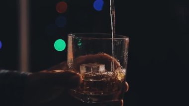 adam tutarak bardak viski