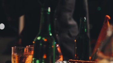 Bir kadeh şarabın bulanık arkaplanı