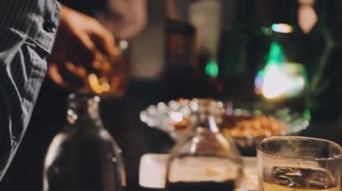 Restoranın barında bir bardak bira.