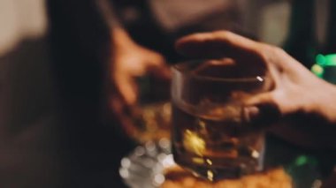 Bir bardak bira tutan adama yaklaş.