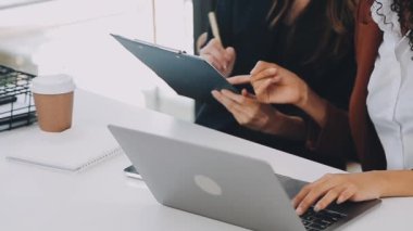 Dizüstü bilgisayar kullanma modern office iş kadını