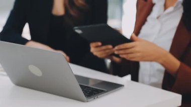 Boş ekranlı tablet bilgisayar kullanan iş kadınını kapat