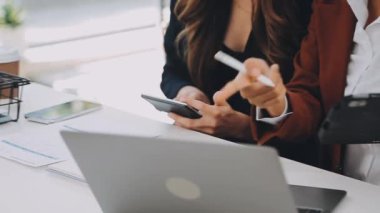 Kullanma Smartphone modern office iş kadını.