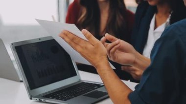 Modern ofiste çalışan iş adamları.