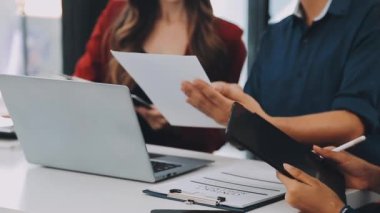 İş adamları masanın üstünde mali tabloları tartışıyor..