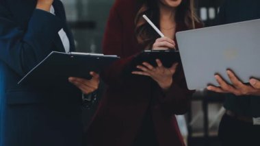 İş ekibi finansal grafikleri ve grafikleri tartışıyor.