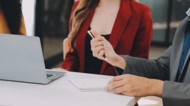 tartışmak ve birlikte çalışan iş adamları