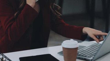 iş kadını ofiste dizüstü bilgisayar üzerinde çalışan