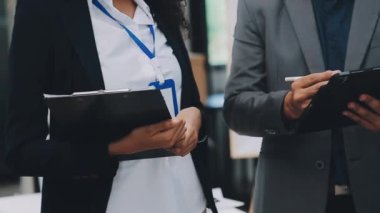 Dizüstü bilgisayarla çalışan iş adamları